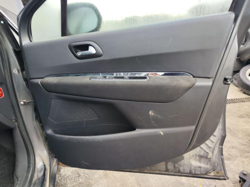 GUARNECIDO PUERTA DELANTERA DERECHA б/у