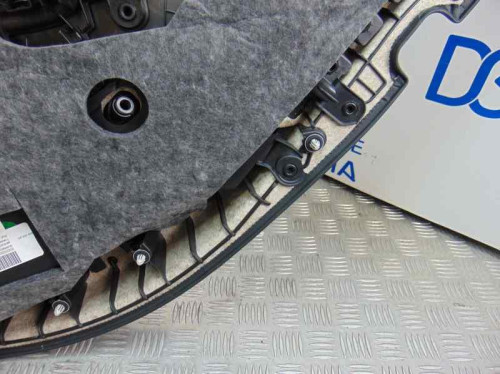 GUARNECIDO PUERTA TRASERA IZQUIERDA de segunda mano