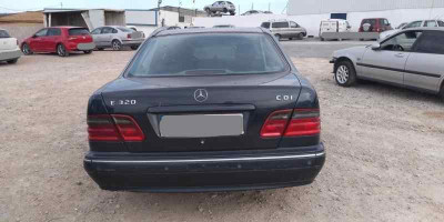 MERCEDES-BENZ CLASE E (BM 210) BERLINA