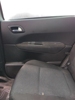 GUARNECIDO PUERTA TRASERA DERECHA