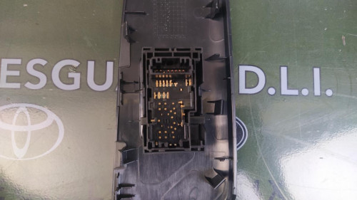 MANDO ELEVALUNAS DELANTERO DERECHO Toyota C-HR (X10) 