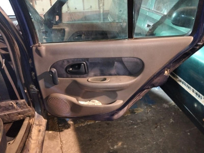 GUARNECIDO PUERTA TRASERA DERECHA