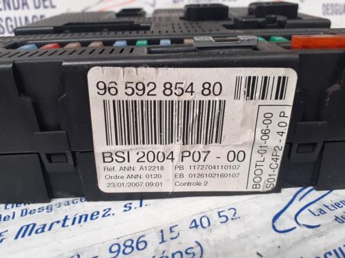 CAJA RELES / FUSIBLES 