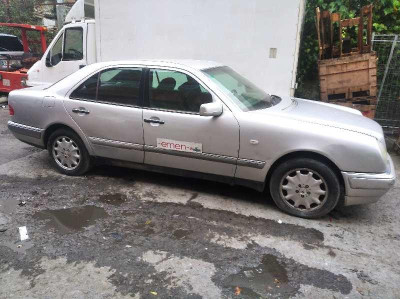 MERCEDES-BENZ CLASE E (BM 210) BERLINA