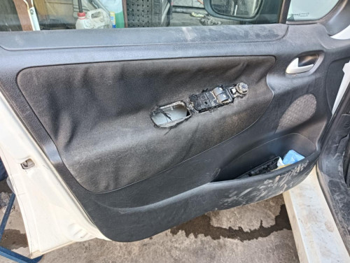 PEUGEOT 207 — vehículo donante para recambios 