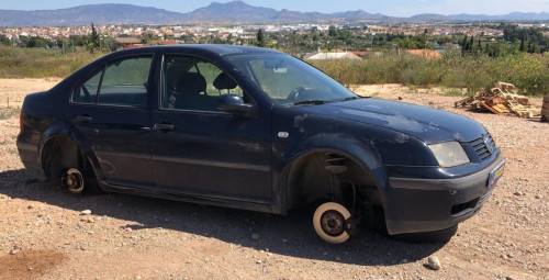 VOLKSWAGEN BORA BERLINA (1J2)(1998) — vehículo donante para recambios 