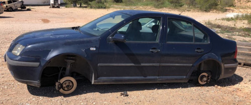 VOLKSWAGEN BORA BERLINA (1J2)(1998) — vehículo donante para recambios 
