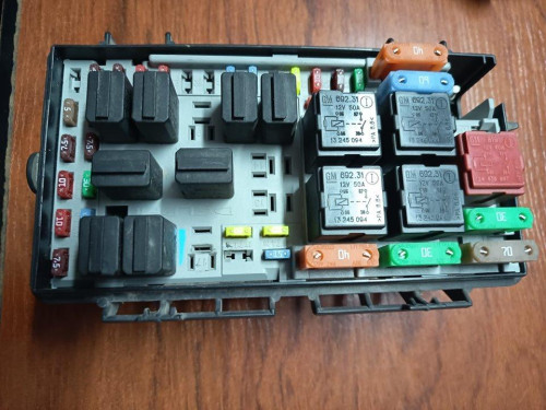 CAJA RELES / FUSIBLES OPEL CORSA D 