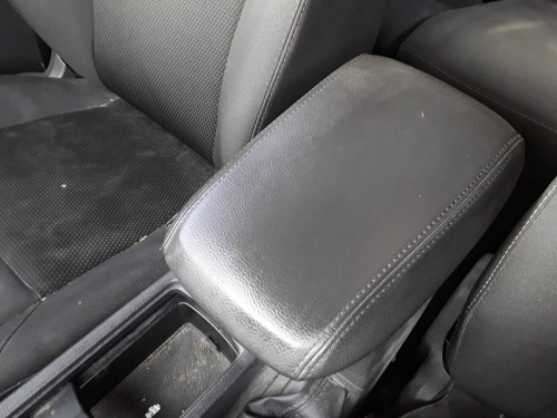 APOYABRAZOS CENTRAL FORD FOCUS BERLINA (CB8) 