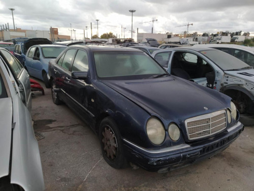  MERCEDES-BENZ CLASE E (BM 210) BERLINA 