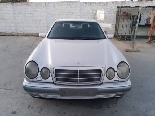  MERCEDES-BENZ CLASE E (BM 210) BERLINA 