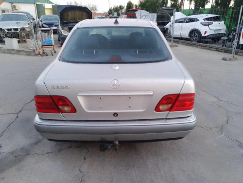  MERCEDES-BENZ CLASE E (BM 210) BERLINA 