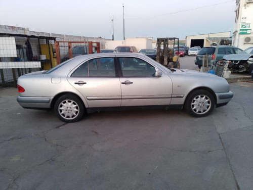  MERCEDES-BENZ CLASE E (BM 210) BERLINA 
