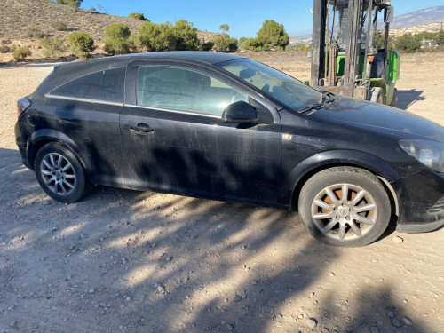 OPEL ASTRA H GTC — vehículo donante para recambios 