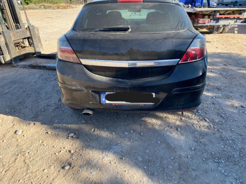 OPEL ASTRA H GTC — vehículo donante para recambios 