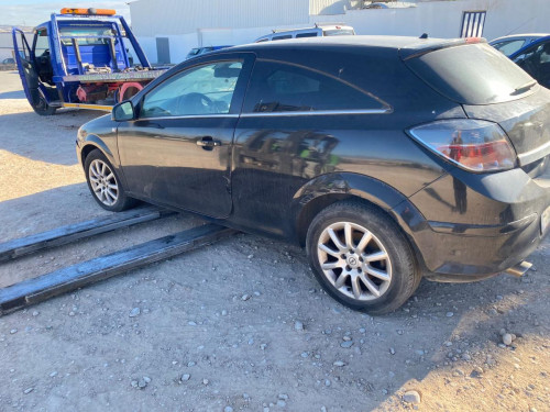 OPEL ASTRA H GTC — vehículo donante para recambios 