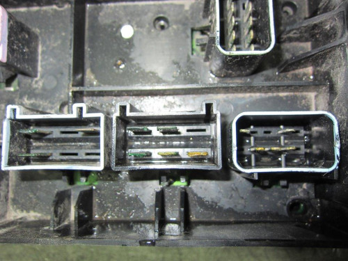  CAJA RELES / FUSIBLES 