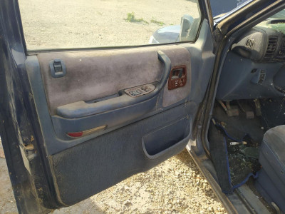 GUARNECIDO PUERTA DELANTERA IZQUIERDA
