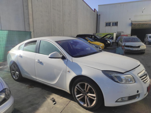 OPEL INSIGNIA BERLINA — vehículo donante para recambios 