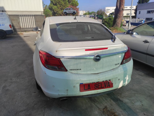 OPEL INSIGNIA BERLINA — vehículo donante para recambios 