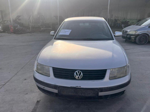  VOLKSWAGEN PASSAT BERLINA (3B2) 