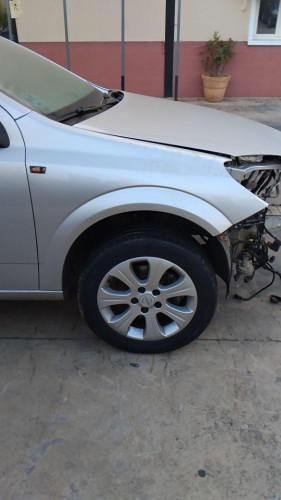 ALETA DELANTERA DERECHA Opel Astra H Berlina (11.2006->) Opel Astra H Berlina (11.2006->) 