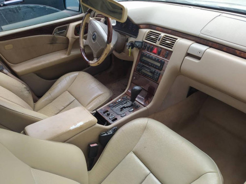 MERCEDES-BENZ CLASE E (BM 210) BERLINA 
