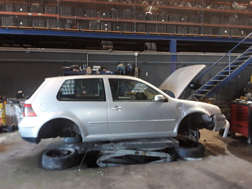 VOLKSWAGEN GOLF IV BERLINA (1J1)(10.1997) — vehículo donante para recambios 