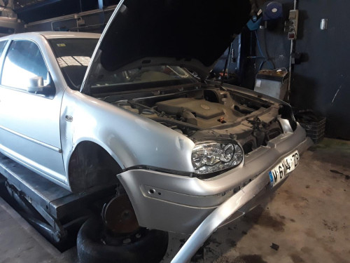 VOLKSWAGEN GOLF IV BERLINA (1J1)(10.1997) — vehículo donante para recambios 