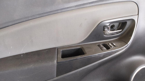 GUARNECIDO PUERTA DELANTERA IZQUIERDA Toyota YARIS (P13) 
