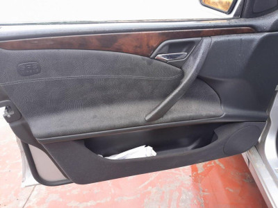 MERCEDES-BENZ CLASE E (BM 210) BERLINA