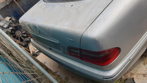  MERCEDES-BENZ CLASE E (BM 210) BERLINA 