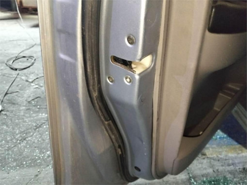 CERRADURA PUERTA DELANTERA IZQUIERDA MITSUBISHI GRANDIS (NA0W) 
