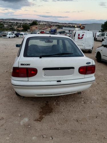 FORD ESCORT BERLINA — автомобиль-донор на запчасти 
