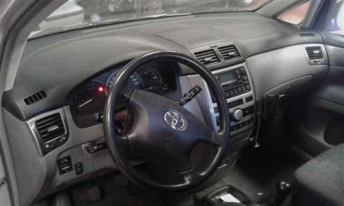 TOYOTA AVENSIS VERSO (M20) — vehículo donante para recambios 