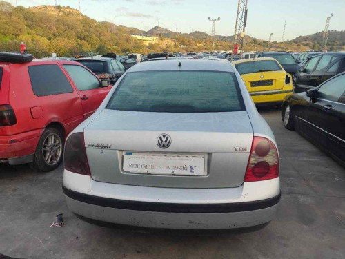  VOLKSWAGEN PASSAT BERLINA (3B3) 