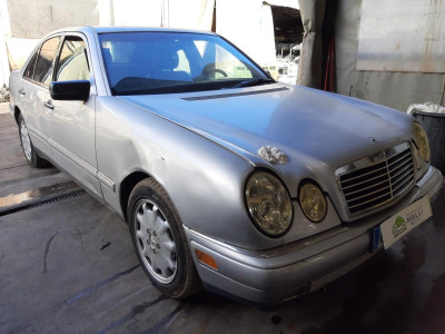 MERCEDES-BENZ CLASE E (BM 210) BERLINA