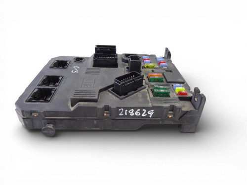 CAJA RELES / FUSIBLES б/у