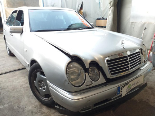  MERCEDES-BENZ CLASE E (BM 210) BERLINA 