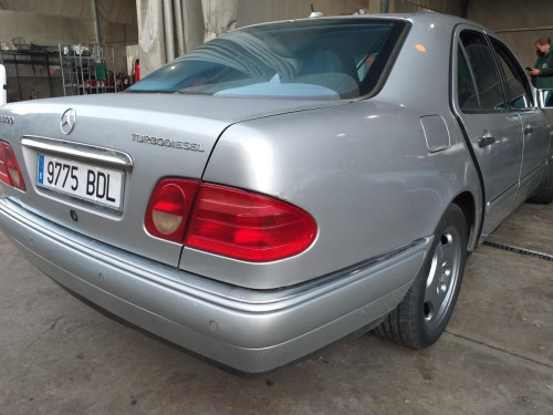  MERCEDES-BENZ CLASE E (BM 210) BERLINA 