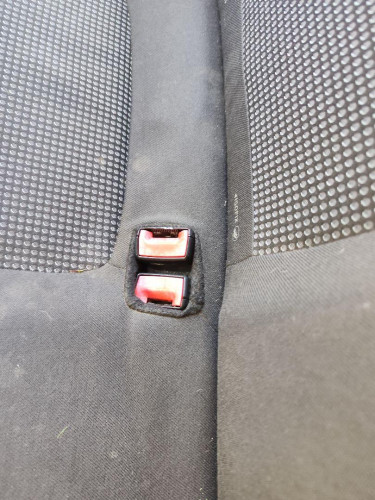 ENGANCHE CINTURON TRASERO CENTRAL OPEL CORSA D 
