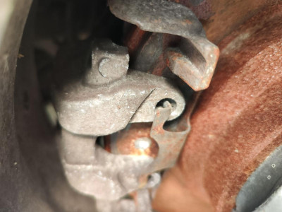 PINZA DE FRENO TRASERA IZQUIERDA