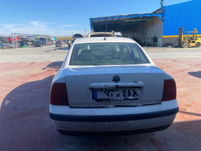VOLKSWAGEN PASSAT BERLINA (3B2)