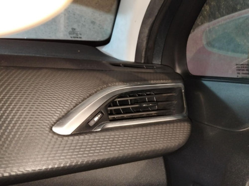 REJILLA AIREADORA Peugeot 208 