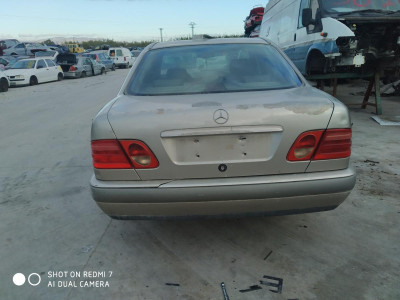 MERCEDES-BENZ CLASE E (BM 210) BERLINA