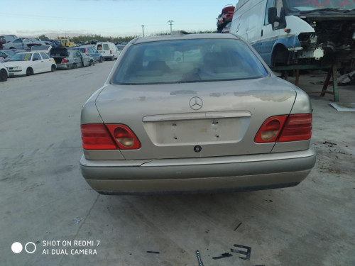  MERCEDES-BENZ CLASE E (BM 210) BERLINA 