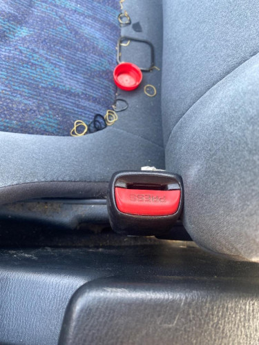 ENGANCHE CINTURON DELANTERO DERECHO NISSAN ALMERA (N15) 
