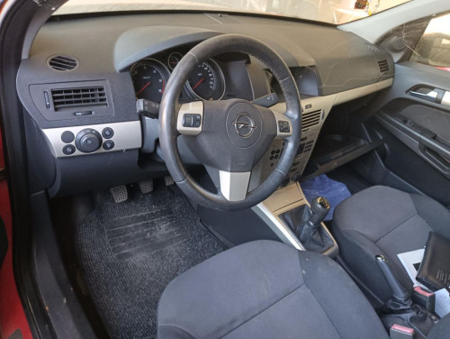 OPEL ASTRA H BERLINA — vehículo donante para recambios 