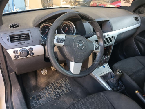 OPEL ASTRA H GTC — vehículo donante para recambios 