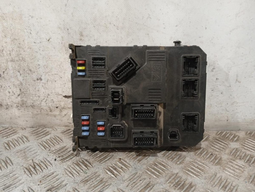 CAJA RELES / FUSIBLES 
